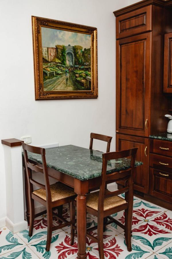 Delfini Trevi House Hotel Rome Luaran gambar